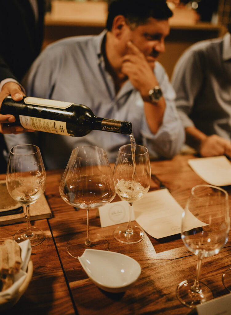 Vinho de outono sendo servido em taças.
