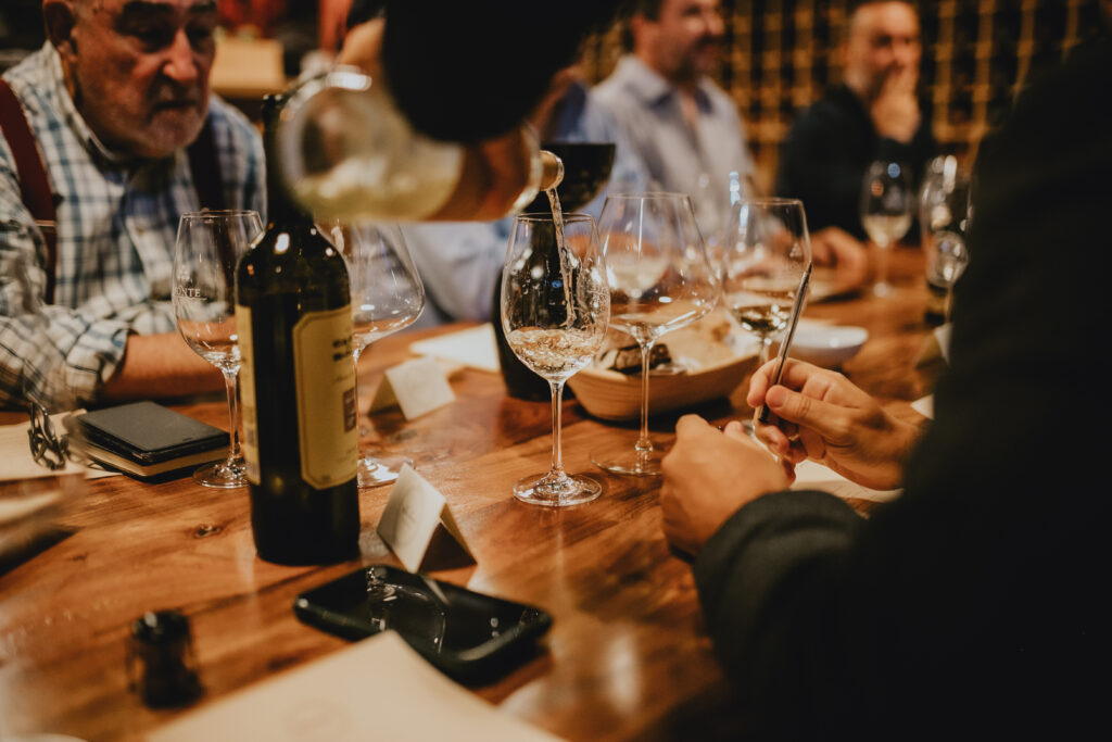 Cliente feliz após sugestão de vinho feita por sommelier
