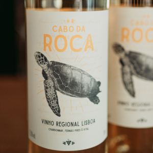 Cabo da Roca Guardião dos Oceanos Branco — vinho branco português de Hélder Cunha com frescura atlântica e compromisso ecológico.