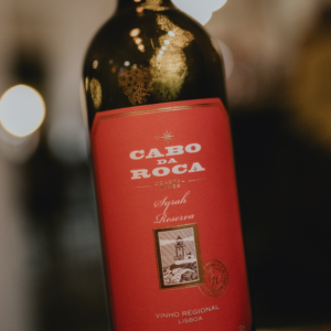 Cabo da Roca Reserva Syrah Lisboa — Syrah atlântico com intensidade e frescura. Um tinto especiado e elegante criado por Hélder Cunha na região de Lisboa.