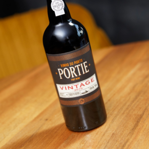 Portie Vintage 2010 — Vinho do Porto Vintage criado por Hélder Cunha. Colheita única com taninos firmes, fruta profunda e longo potencial de envelhecimento.