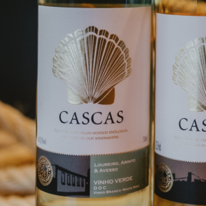 Cascas Seleção Enólogo Vinho Verde Branco — vinho branco português de Hélder Cunha, leve, fresco e atlântico, com uvas tradicionais da região.