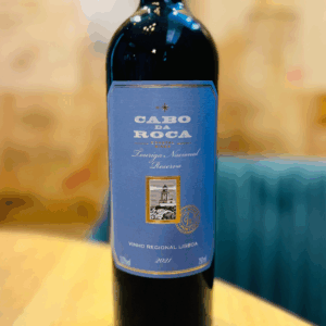 Cabo da Roca Reserva Touriga Nacional Lisboa Tinto — vinho tinto português criado por Hélder Cunha, com elegância atlântica e caráter floral.