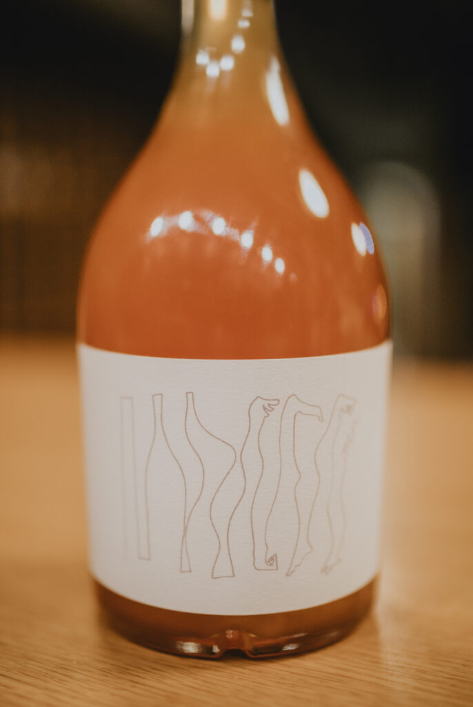 Detalhe do Cascale Orange Wine 2021 no copo, mostrando a cor dourada e a textura densa típica dos vinhos de curtimenta da Beira Interior. Produzido por Hélder Cunha na Casca Wines com mínima intervenção.