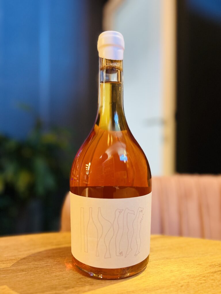 Cascale Orange Curtimenta 2021 – vinho laranja da Beira Interior criado por Hélder Cunha, enólogo da Casca Wines. Branco de curtimenta 100% Síria, fermentado com películas e estagiado em barrica, de cor âmbar e textura intensa.