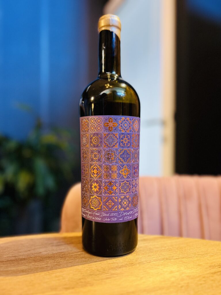 1808 Field Blend Douro Tinto 2017, vinho tinto do Douro criado por Hélder Cunha. Vinho de guarda com estágio prolongado em barrica.