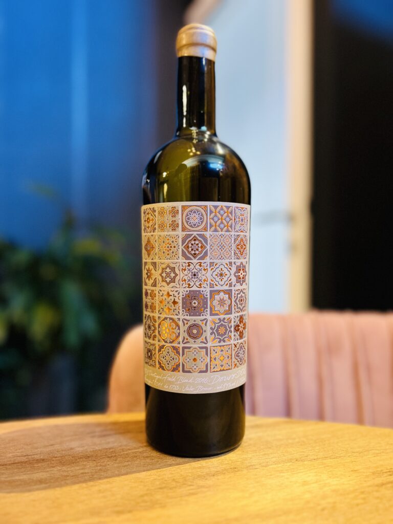 Garrafa de 1808 Field Blend Douro Branco 2016, vinho branco do Douro criado por Hélder Cunha. Branco de vinhas velhas com estágio em barrica e mineralidade marcante.