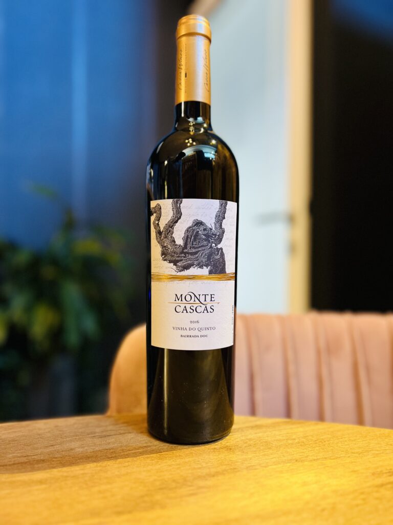 Garrafa de Monte Cascas Vinha do Quinto Bairrada 2016, vinho tinto DOC Bairrada produzido por Hélder Cunha. Um tinto de guarda, com acidez viva, estrutura firme e envelhecimento de 36 meses em barrica.