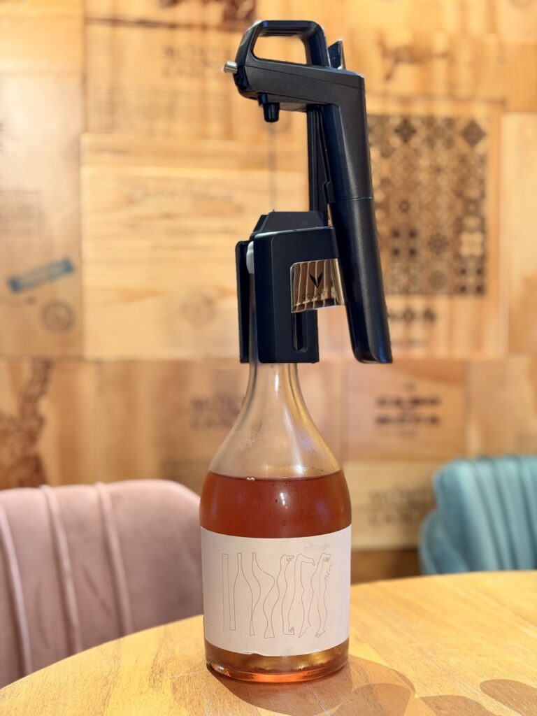como guardar vinho com Sistema Coravin a extrair vinho de uma garrafa sem abrir.