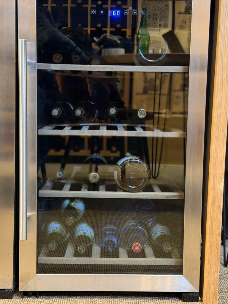 Garrafeira de vinho a funcionar como frigorífico, método para conservar vinho tinto.