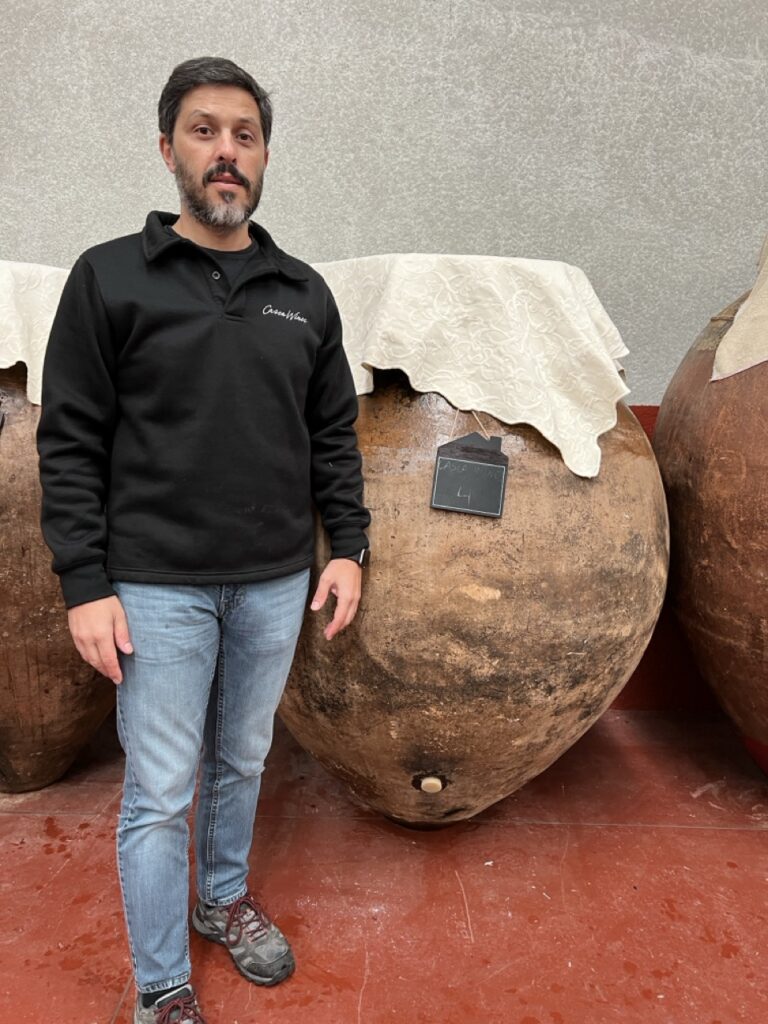 Helder Cunha enólogo junto às tradicionais talhas ou amforas